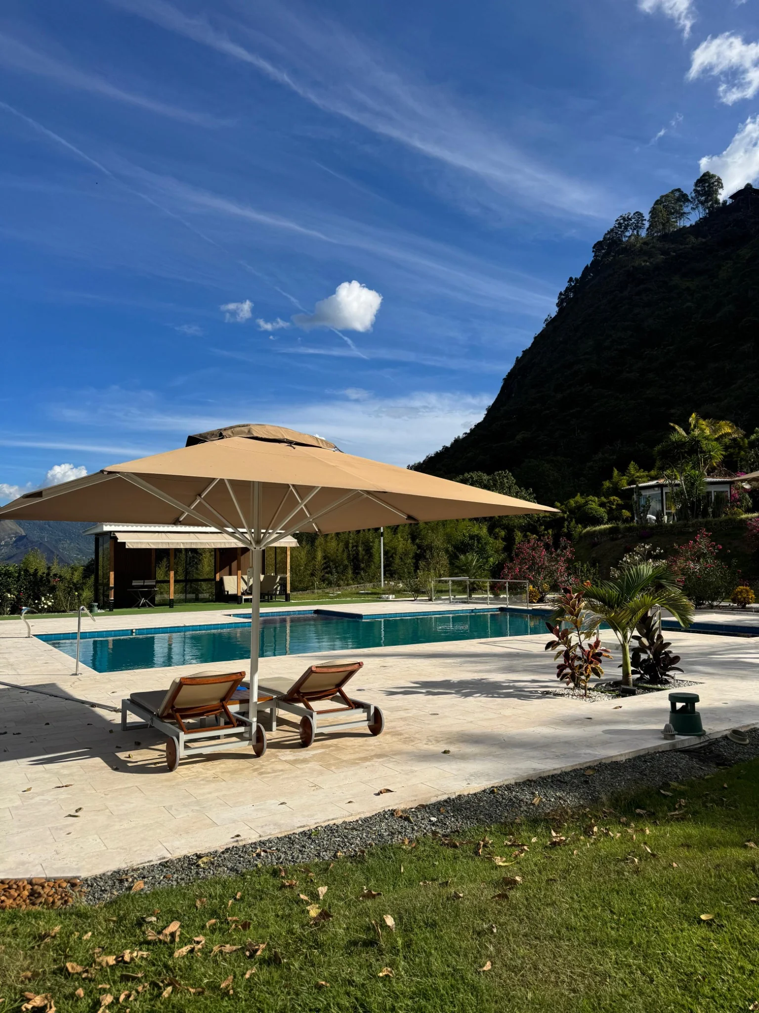 Piscina y zona de descanso